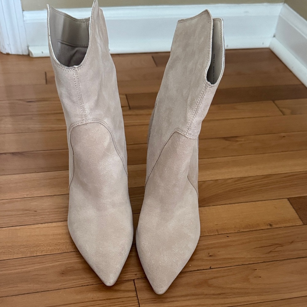 Dolce Vita Dune Suede Nestly Metallic Heeled Bootie